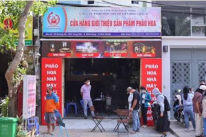 Chỉ mua pháo hoa tại các cửa hàng ủy quyền chính thức của Bộ Quốc phòng để đảm bảo tính pháp lý.